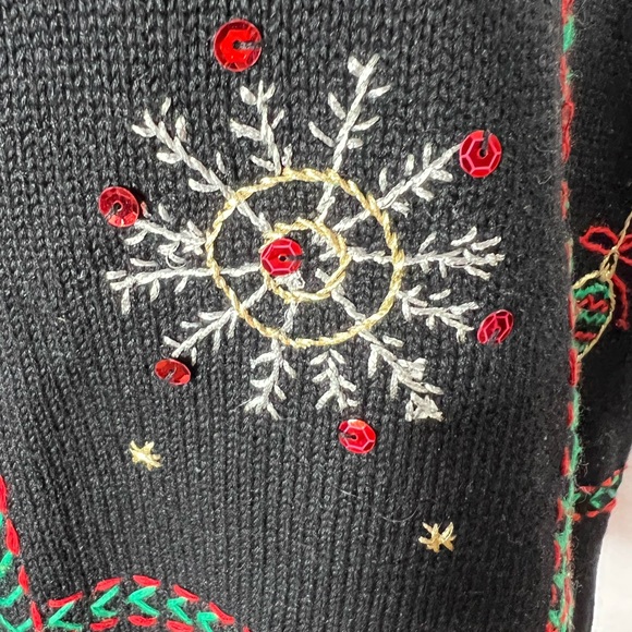 “Draper’s & Damon’s Christmas Vest - Picture 12 of 14